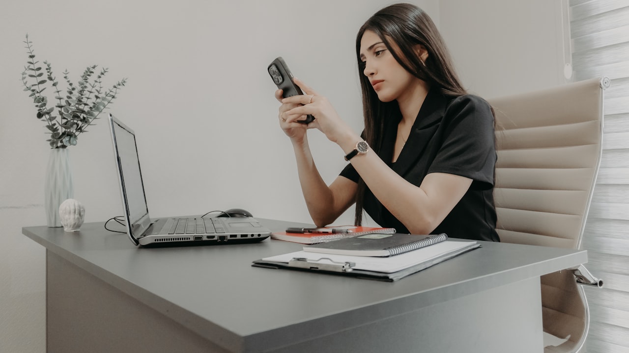 Persona buscando un dato perdido en el celular