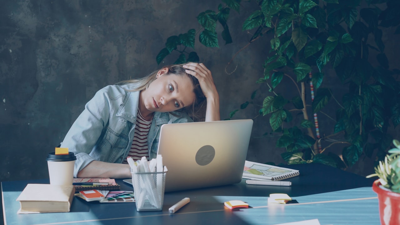 Persona tapada de trabajo hasta tarde