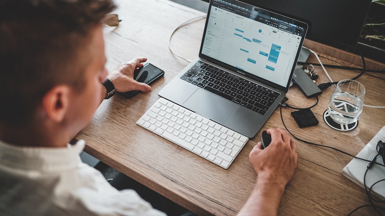 Persona usando inteligencia artificial como herramienta