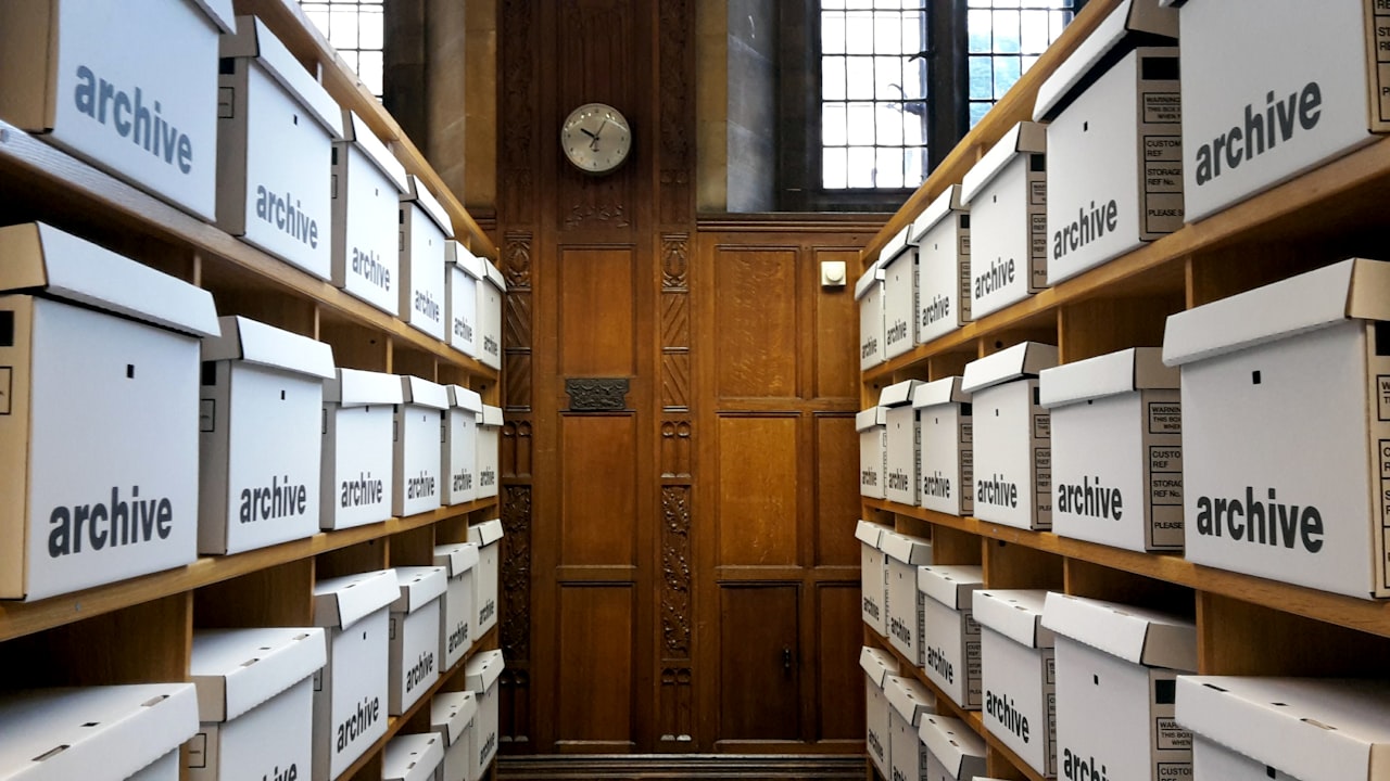 Cajas de archivo guardadas y ordenadas en estanterías
