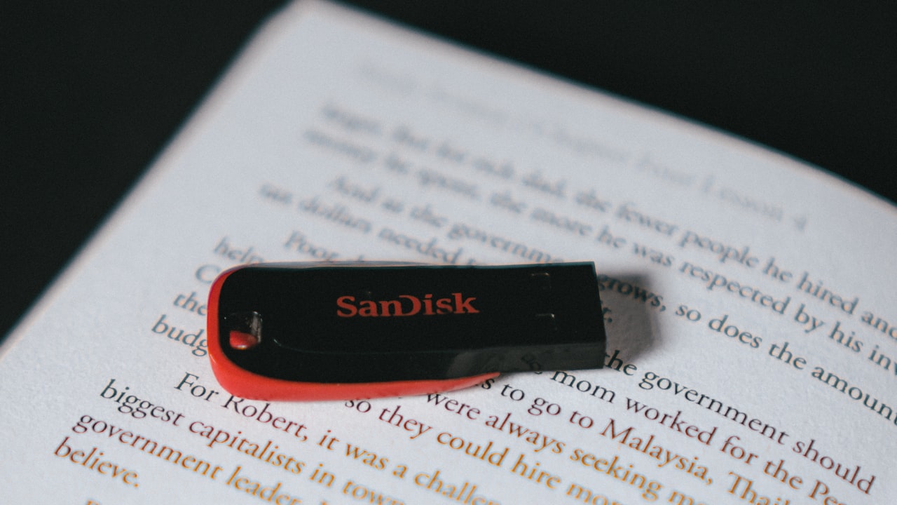 Pendrive de respaldo apoyado sobre documentos impresos