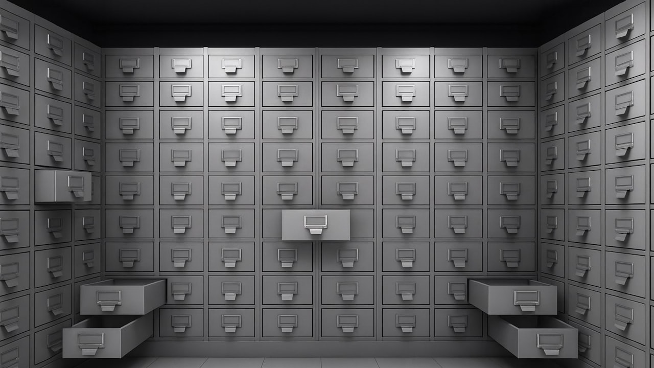 Fichero con cajones llenos de registros viejos archivados