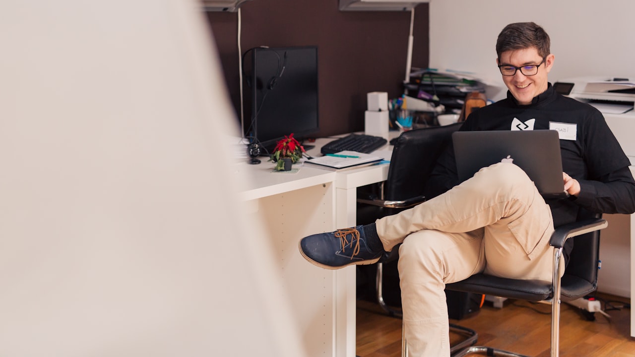 Persona trabajando relajada y tranquila frente a su computadora