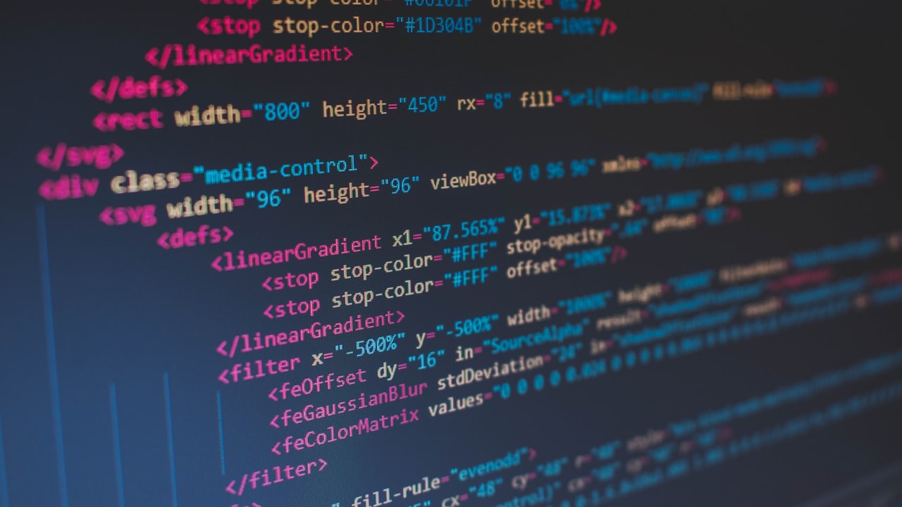 Líneas de HTML en la pantalla de una computadora