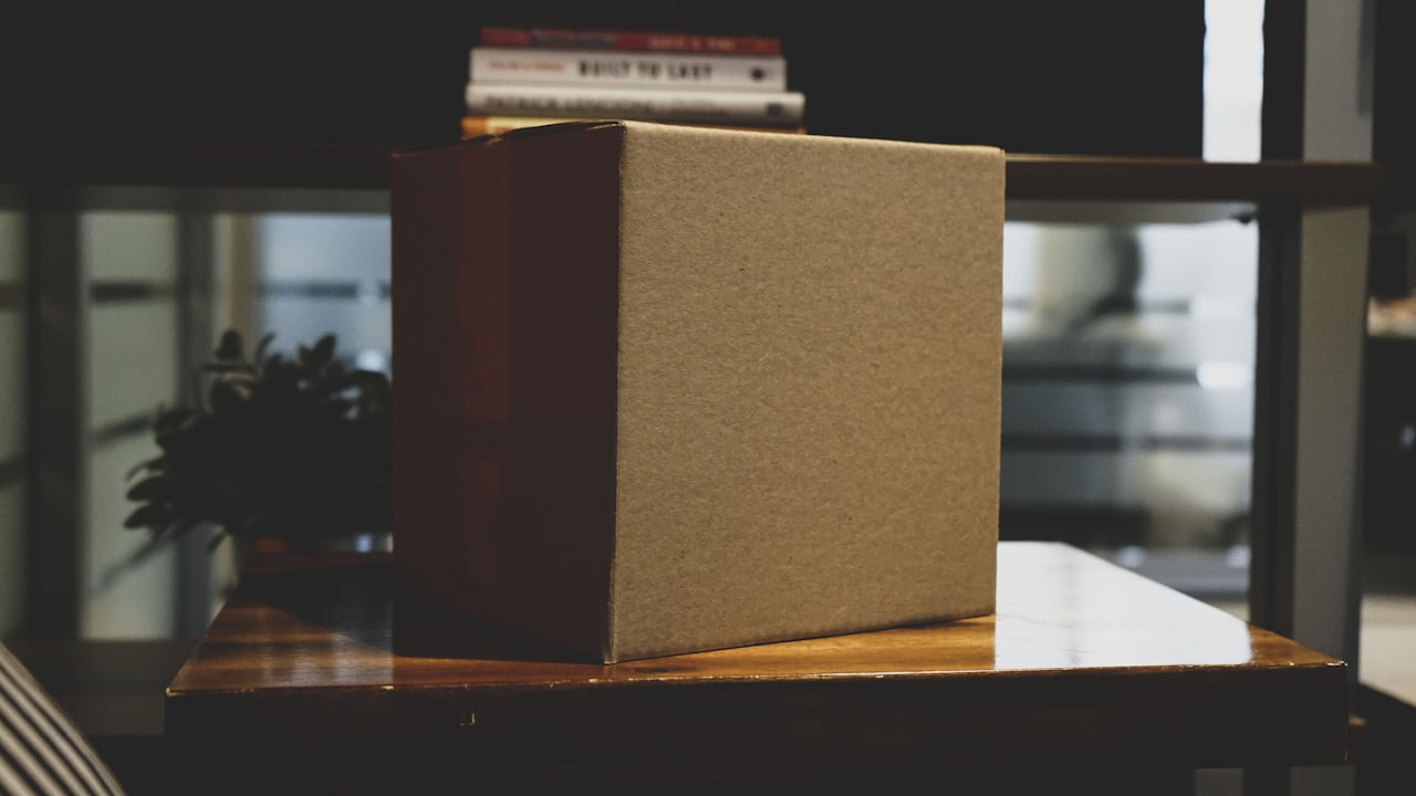 Caja de cartón con pertenencias al dejar un puesto de trabajo