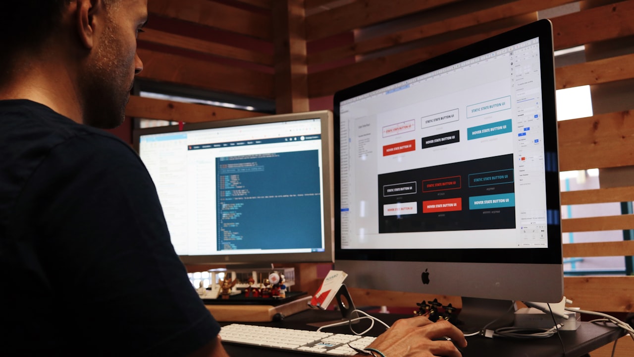 Programador trabajando en una interfaz real desde su escritorio
