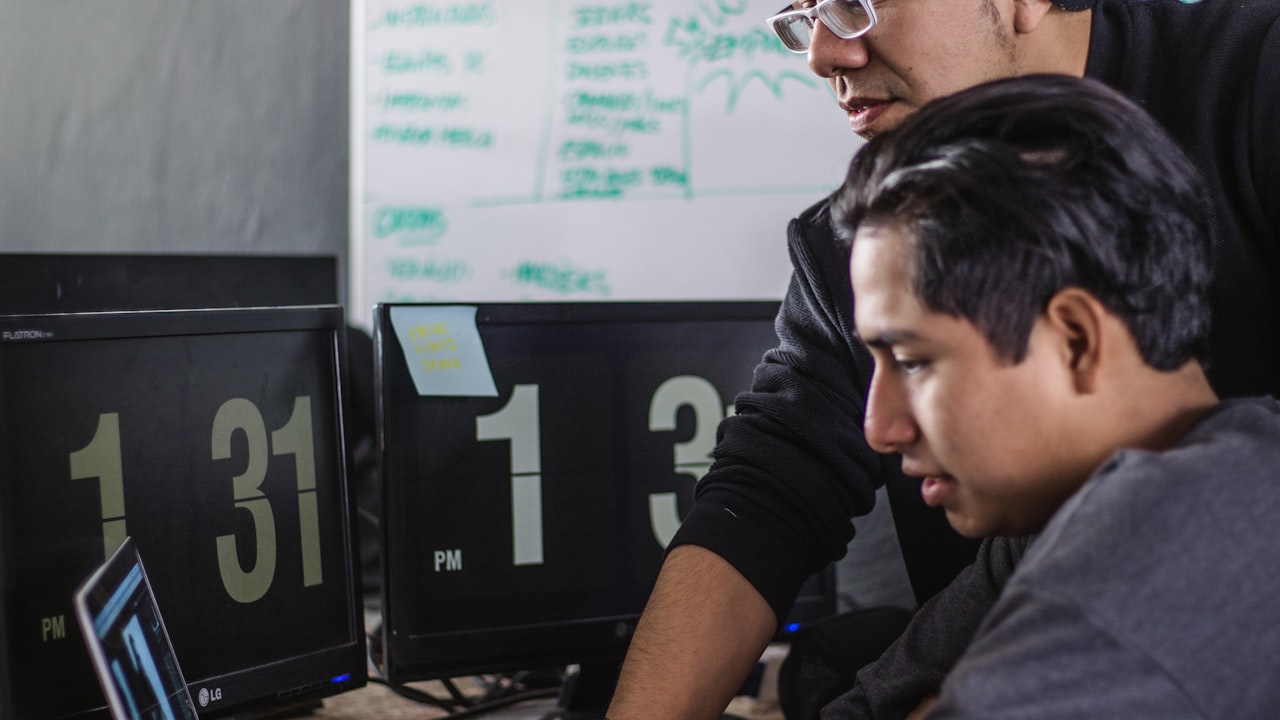 Equipo de trabajo iterando un producto frente a varias pantallas