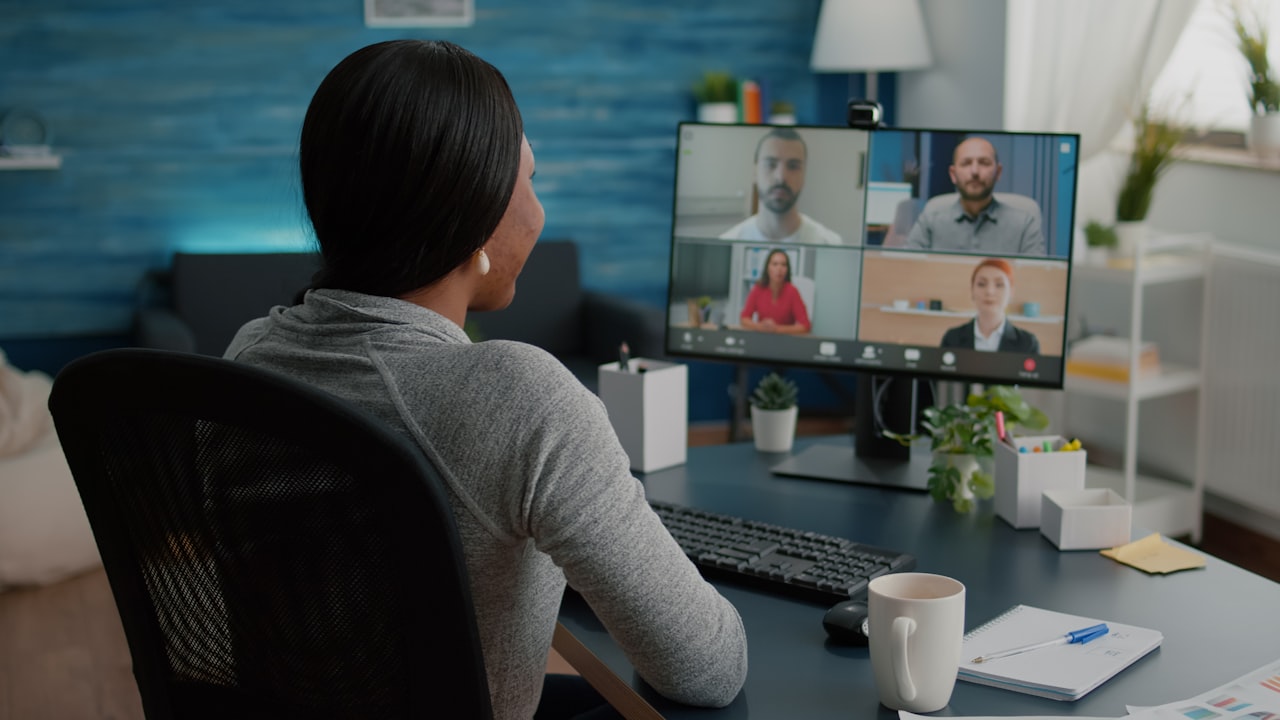 Persona dando soporte por videollamada a un equipo de trabajo
