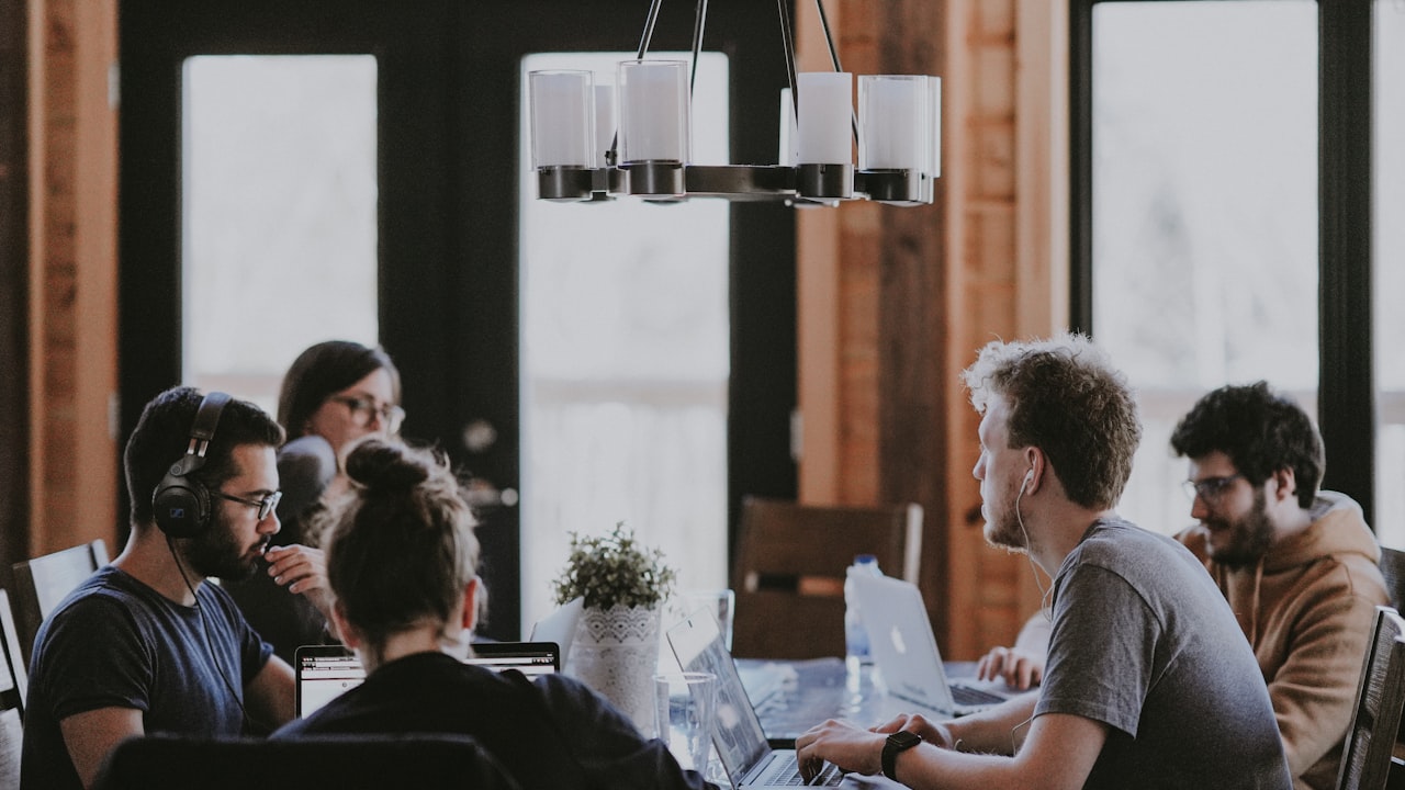 Equipo con distintos roles trabajando juntos en un mismo proyecto